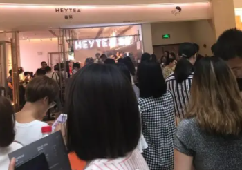 喜茶请人排队